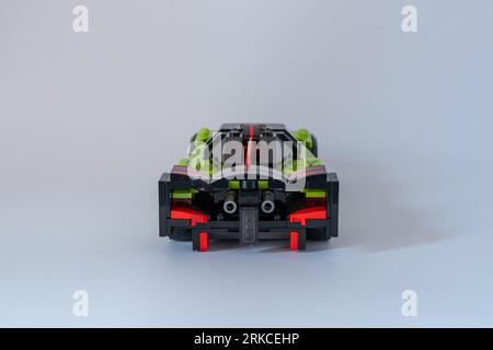 Doha, Qatar - 24 agosto 2023: LEGO Speed Champions Aston Martin Valkyrie AMR Pro car isolata su sfondo bianco. Foto Stock