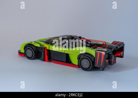 Doha, Qatar - 24 agosto 2023: LEGO Speed Champions Aston Martin Valkyrie AMR Pro car isolata su sfondo bianco. Foto Stock