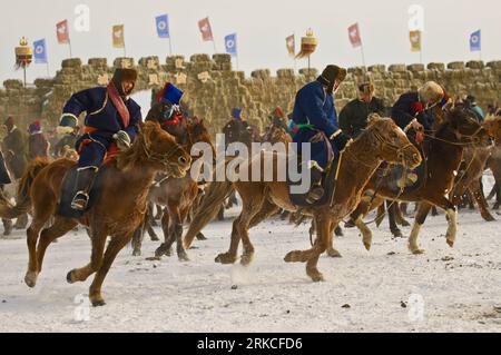 Bildnummer: 54759318 Datum: 17.12.2010 Copyright: imago/Xinhua (101218) -- HULUNBUIR, 18 dicembre 2010 (Xinhua) -- i cavalieri mostrano abilità equestri durante l'apertura della fiera invernale Nadam a Hulunbuir, regione autonoma della Mongolia interna della Cina settentrionale, 17 dicembre 2010. Nadam, che significa intrattenimento e gioco in lingua mongola, è un festival popolare del gruppo etnico mongolo. Durante l'evento, i residenti locali partecipano ad attività come corse di cavalli, tiro con l'arco e lotta mongola. (Xinhua/Wang Zewei) (ljh) #CHINA-INNER MONGOLIA-WINTER NADAM-FESTIVAL(CN) PUBLICATIONxNOTxINxCHN Reisen Asien Foto Stock