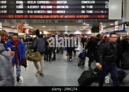 Bildnummer: 54770789  Datum: 26.12.2010  Copyright: imago/Xinhua NEW YORK, Dec. 27, 2010 (Xinhua) -- Passengers wait for their trains as some scheduled trains have been canceled due to the sever weather at Penn Station in New York, the United States, Dec. 26, 2010. A rare blizzard unleashed its fury on the East Coast on Sunday, disrupting holiday travel by air, rail and road in the region and centering its force on the New York metropolitan area by early evening .(Xinhua/Wu Kaixiang) (ypf) US-NEW YORK-SNOW STORM-TRANSPORTATION PUBLICATIONxNOTxINxCHN Gesellschaft USA Verkehr Luftfahrt Winter Ja Stock Photo