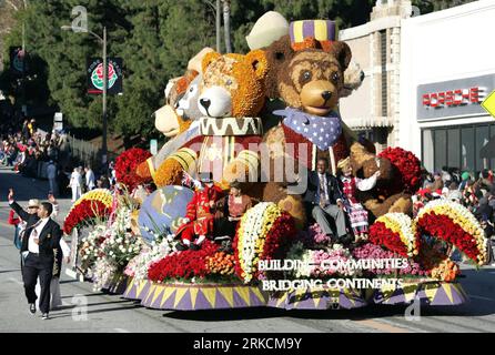 Bildnummer: 54780915 Datum: 01.01.2011 Copyright: imago/Xinhua (110102) -- PASADENA, 2 gennaio 2011 (Xinhua) -- Un galleggiante rotola sulla strada alla 122a Rose Parade a Pasadena, California, Stati Uniti, 1 gennaio 2011. (Xinhua/Zhao Hanrong) (jl) US-PASADENA-NEW YEAR-CELEBRATION PUBLICATIONxNOTxINxCHN Gesellschaft Umzug Parade Tradition kbdig xsp 2011 quer o0 Festwagen Bildnummer 54780915 Date 01 01 2011 Copyright Imago XINHUA Pasadena Jan 2 2011 XINHUA A a Float Rolls ON the Street alla 122nd Rose Parade a Pasadena California the United States Jan 1 2011 XINHUA Zhao JL U.S. Pasadena Foto Stock