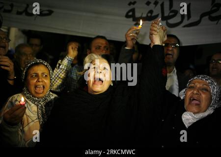 Bildnummer: 54781433  Datum: 03.01.2011  Copyright: imago/Xinhua (110103) -- CAIRO, Jan. 3, 2011 (Xinhua) -- Egyptian Coptic Christians attend a silent gathering to mourn the victims of the explosion that killed 21 and injured 70 others at the al-Qiddissin Coptic Church in Egypt s northern city of Alexandria on New Year s Eve, in downtown Cairo, capital of Egypt, Jan. 3, 2011. (Xinhua/Wissam Nassar)(wjd) EGYPT-COPTIC CHURCH-MOURNING-VICTIMS PUBLICATIONxNOTxINxCHN Politik Gesellschaft Attentat Bombenanschlag Terroranschlag Terrorismus premiumd kbdig xmk 2011 quer Highlight o0 Kopten, koptische Stock Photo