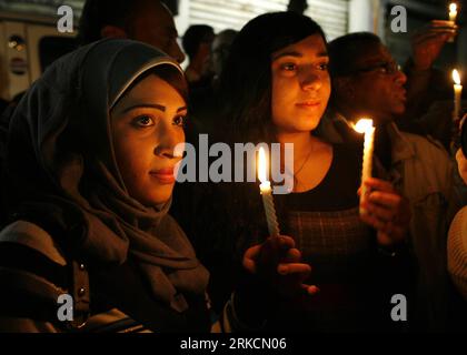 Bildnummer: 54781432  Datum: 03.01.2011  Copyright: imago/Xinhua (110103) -- CAIRO, Jan. 3, 2011 (Xinhua) -- Egyptian Coptic Christians attend a silent gathering to mourn the victims of the explosion that killed 21 and injured 70 others at the al-Qiddissin Coptic Church in Egypt s northern city of Alexandria on New Year s Eve, in downtown Cairo, capital of Egypt, Jan. 3, 2011. (Xinhua/Wissam Nassar)(wjd) EGYPT-COPTIC CHURCH-MOURNING-VICTIMS PUBLICATIONxNOTxINxCHN Politik Gesellschaft Attentat Bombenanschlag Terroranschlag Terrorismus premiumd kbdig xmk 2011 quer Highlight  o0 Gedenken, Kerzen, Stock Photo