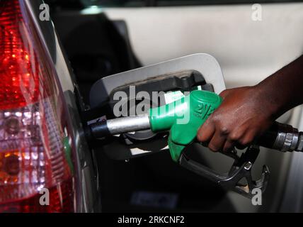 Bildnummer: 54785550 Datum: 05.01.2011 Copyright: imago/Xinhua (110105) -- JOHANNESBURG, 5 gennaio 2011 (Xinhua) -- Un lavoratore rifornisca un'auto in una stazione di servizio a Johannesburg, Sudafrica, 5 gennaio 2011. Il Dipartimento dell'energia sudafricano ha ottenuto che il prezzo della benzina aumentasse in media di 4 centesimi USA per il gas. Il prezzo del gas a 93 ottani ha raggiunto i 1,3 dollari al litro a Johannesburg, mentre il 95 ottano ha raggiunto i 1,32 dollari al litro. (Xinhua/Shao Haijun) (zx) SUDAFRICA-PREZZO DELL'ENERGIA PUBLICATIONxNOTxINxCHN Wirtschaft Tankstelle Südafrika kbdig xsk 2011 quer o0 tanken, Symbolfoto, Zapfpistole, Mineralölindust Foto Stock