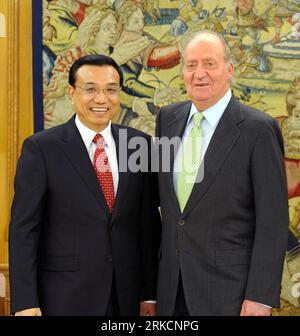 Bildnummer: 54786378  Datum: 05.01.2011  Copyright: imago/Xinhua (110105) -- MADRID, Jan. 5, 2011 (Xinhua) -- Chinese Vice Premier Li Keqiang (L) poses for photos with Spanish King Juan Carlos during their meeting in Madrid, Spain, January 5, 2011. (Xinhua/Rao Aimin) (wxy) SPAIN-MADRID-LI KEQIANG-JUAN CARLOS-MEETING PUBLICATIONxNOTxINxCHN People Politik kbdig xo0x xsk 2011 quadrat  Adel ESP    Bildnummer 54786378 Date 05 01 2011 Copyright Imago XINHUA  Madrid Jan 5 2011 XINHUA Chinese Vice Premier left Keqiang l Poses for Photos With Spanish King Juan Carlos during their Meeting in Madrid Spai Stock Photo