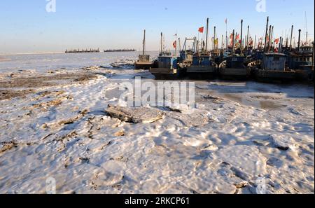 Bildnummer: 54790624 Datum: 06.01.2011 Copyright: imago/Xinhua (110106) -- TIANJIN, 6 gennaio 2011 (Xinhua) -- foto scattata il 6 gennaio 2011 mostra le barche da pesca intrappolate dal ghiaccio ghiacciato sul mare nel porto di Dashentang nel nord della Cina a Tianjin. Diverse centinaia di barche furono intrappolate dal ghiaccio ghiacciato sul mare vicino a Tianjin. (Xinhua/Liu Haifeng) (LB) CHINA-TIANNJIN-FISHING BOATS-SEA ICE (CN) PUBLICATIONxNOTxINxCHN Gesellschaft Wetter Jahreszeit Winter Kälte kbdig xcb 2011 quer o0 Eis Fischerei Wirtschaft Fischerboote Boote eingefroren totale Bildnummer 54790624 Data 06 01 2011 Copyright Imago Foto Stock