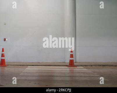 Le piastrelle del pavimento erano rotte e caddero. causato dall'uso e dalla durata del materiale Foto Stock