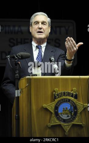 Bildnummer: 54796515 Datum: 09.01.2011 Copyright: imago/Xinhua (110109) -- TUCSON, 9 gennaio 2011 (Xinhua) -- il direttore dell'FBI Robert Mueller parla durante una conferenza stampa all'ufficio dello sceriffo della contea di Pima a Tucson, Arizona, Stati Uniti, 9 gennaio 2011. Le autorità federali degli Stati Uniti porteranno le accuse domenica pomeriggio contro il ventiduenne , un sospetto coinvolto in un sabato mortale sparatoria in un negozio di alimentari a Tucson, che ha causato la morte di sei persone e ne ha feriti fino a 20, tra cui la deputata Gabrielle Giffords, Mueller ha detto qui. (Xinhua/Qi Heng) (zw) U.S.-TUCSON-SHOOTING-FBI PUBLICATIONxNOT Foto Stock