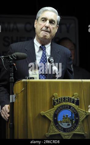 Bildnummer: 54796502 Datum: 09.01.2011 Copyright: imago/Xinhua (110109) -- TUCSON, 9 gennaio 2011 (Xinhua) -- il direttore dell'FBI Robert Mueller ascolta le domande durante una conferenza stampa all'ufficio dello sceriffo della contea di Pima a Tucson, Arizona, negli Stati Uniti, 9 gennaio 2011. Le autorità federali degli Stati Uniti porteranno le accuse domenica pomeriggio contro il ventiduenne , un sospetto coinvolto in un sabato mortale sparatoria in un negozio di alimentari a Tucson, che ha causato la morte di sei persone e ne ha feriti fino a 20, tra cui la deputata Gabrielle Giffords, Mueller ha detto qui. (Xinhua/Qi Heng) (zw) U.S.-TUCSON-SHOOTING-FBI P Foto Stock