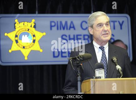 Bildnummer: 54796518 Datum: 09.01.2011 Copyright: imago/Xinhua (110109) -- TUCSON, 9 gennaio 2011 (Xinhua) -- il direttore dell'FBI Robert Mueller parla durante una conferenza stampa all'ufficio dello sceriffo della contea di Pima a Tucson, Arizona, Stati Uniti, 9 gennaio 2011. Le autorità federali degli Stati Uniti porteranno le accuse domenica pomeriggio contro il ventiduenne , un sospetto coinvolto in un sabato mortale sparatoria in un negozio di alimentari a Tucson, che ha causato la morte di sei persone e ne ha feriti fino a 20, tra cui la deputata Gabrielle Giffords, Mueller ha detto qui. (Xinhua/Qi Heng) (zw) U.S.-TUCSON-SHOOTING-FBI PUBLICATIONxNOT Foto Stock