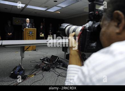 Bildnummer: 54796516 Datum: 09.01.2011 Copyright: imago/Xinhua (110109) -- TUCSON, 9 gennaio 2011 (Xinhua) -- il direttore dell'FBI Robert Mueller parla durante una conferenza stampa all'ufficio dello sceriffo della contea di Pima a Tucson, Arizona, Stati Uniti, 9 gennaio 2011. Le autorità federali degli Stati Uniti porteranno le accuse domenica pomeriggio contro il ventiduenne , un sospetto coinvolto in un sabato mortale sparatoria in un negozio di alimentari a Tucson, che ha causato la morte di sei persone e ne ha feriti fino a 20, tra cui la deputata Gabrielle Giffords, Mueller ha detto qui. (Xinhua/Qi Heng) (zw) U.S.-TUCSON-SHOOTING-FBI PUBLICATIONxNOT Foto Stock