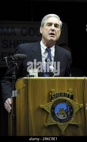 Bildnummer: 54796517 Datum: 09.01.2011 Copyright: imago/Xinhua (110109) -- TUCSON, 9 gennaio 2011 (Xinhua) -- il direttore dell'FBI Robert Mueller parla durante una conferenza stampa all'ufficio dello sceriffo della contea di Pima a Tucson, Arizona, Stati Uniti, 9 gennaio 2011. Le autorità federali degli Stati Uniti porteranno le accuse domenica pomeriggio contro il ventiduenne , un sospetto coinvolto in un sabato mortale sparatoria in un negozio di alimentari a Tucson, che ha causato la morte di sei persone e ne ha feriti fino a 20, tra cui la deputata Gabrielle Giffords, Mueller ha detto qui. (Xinhua/Qi Heng) (zw) U.S.-TUCSON-SHOOTING-FBI PUBLICATIONxNOT Foto Stock