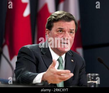 Bildnummer: 54826233 Datum: 18.01.2011 Copyright: imago/Xinhua (110118) -- OTTAWA, 18 gennaio 2011 (Xinhua)il ministro federale delle finanze del Canada Jim Flaherty parla ad una conferenza stampa al National Press Theatre di Ottawa, Canada, il 17 gennaio, 2011.Flaherty ha annunciato regole più severe sui mutui, compresi i periodi di ammortamento dei mutui, che saranno ridotti a 30 anni da 35 anni per combattere le preoccupazioni sull'alto debito familiare canadese. (Xinhua/Christopher Pike)(lj) CANADA-MORTAGE-REDUCTION PUBLICATIONxNOTxINxCHN People Politik kbdig xsk 2011 quadrat Bildnummer 54826233 Data 18 01 2011 Copyright Imago Foto Stock