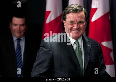 Bildnummer: 54826234 Datum: 18.01.2011 Copyright: imago/Xinhua (110118) -- OTTAWA, 18 gennaio 2011 (Xinhua)il ministro federale delle finanze del Canada Jim Flaherty arriva a una conferenza stampa al National Press Theatre di Ottawa, Canada, il 17 gennaio, 2011.Flaherty ha annunciato regole più severe sui mutui, compresi i periodi di ammortamento dei mutui, che saranno ridotti a 30 anni da 35 anni per combattere le preoccupazioni sull'alto debito familiare canadese. (Xinhua/Christopher Pike)(lj) CANADA-MORTAGE-REDUCTION PUBLICATIONxNOTxINxCHN People Politik kbdig xsk 2011 quer Bildnummer 54826234 Data 18 01 2011 Copyright Imago X. Foto Stock