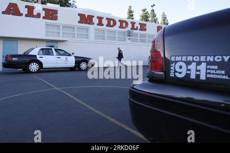 Bildnummer: 54832478 Datum: 19.01.2011 Copyright: imago/Xinhua (110120) -- WOODLAND HILLS, 20 gennaio 2011 (Xinhua) -- Un membro del Federal Bureau of Investigation (FBI) indaga vicino al sito di sparatorie a Woodland Hills vicino a Los Angeles, negli Stati Uniti, 19 gennaio 2011. Un agente di polizia scolastico mercoledì è stato ucciso e ferito nel campus della El Camino Real High School a Woodland Hills, a circa 40 km a nord-ovest del centro di Los Angeles, hanno riferito i media locali. (Xinhua/Qi Heng) (lyi) U.S.-LOS ANGELES-GUNSHOT PUBLICATIONxNOTxINxCHN Gesellschaft Kriminalität Polizei Highschool Schiesserei kbdig xmk xo0x 20 Foto Stock