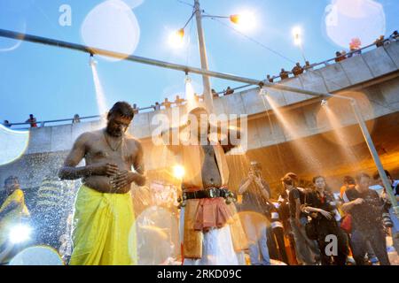 Bildnummer: 54832517  Datum: 20.01.2011  Copyright: imago/Xinhua (110120) -- KUALA LUMPUR, Jan. 20, 2011 (Xinhua)-- Devotees take ritual cleaning before their pilgrimage during Thaipusam festival at Batu Caves near Kuala Lumpur on Jan. 20, 2011. The cave is one of the most popular Hindu shrines outside India, dedicated to Lord Murugan. Batu Caves temple complex consists of three main caves and a few smaller ones. The biggest, referred to as Cathedral Cave or Temple Cave, has a 100 meter-high ceiling, and features ornate Hindu shrines. To reach it, visitors have to climb a steep flight of 272 s Stock Photo