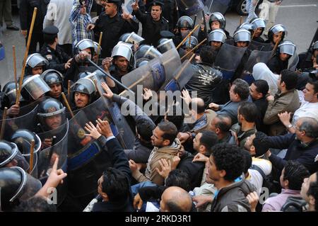 Bildnummer: 54857215 Datum: 26.01.2011 Copyright: imago/Xinhua (110126)-- EGITTO, 26 gennaio 2011 (Xinhua) -- polizia antisommossa scontro con manifestanti al Cairo, capitale dell'Egitto, 26 gennaio 2011. Le proteste sono proseguite per un secondo giorno mercoledì in diversi luoghi in Egitto nonostante il divieto del governo di ulteriori proteste. (Xinhua/Karem Ahmad) (wjd) EGITTO-CAIRO-DIMOSTRAZIONE PUBLICATIONxNOTxINxCHN Politik proteste kbdig xkg 2011 quer premiumd o0 Polizei Polizist Gewalt Kampf Schlackstock Knüppel / Gesellschaft Politik Ägypten Unruhen Revolte Aufstand Demo Protest Bildnummer 54857215 Data 26 01 2011 Copyr Foto Stock