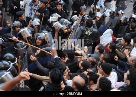 Bildnummer: 54857213 Datum: 26.01.2011 Copyright: imago/Xinhua (110126)-- EGITTO, 26 gennaio 2011 (Xinhua) -- polizia antisommossa scontro con manifestanti al Cairo, capitale dell'Egitto, 26 gennaio 2011. Le proteste sono proseguite per un secondo giorno mercoledì in diversi luoghi in Egitto nonostante il divieto del governo di ulteriori proteste. (Xinhua/Karem Ahmad) (wjd) EGITTO-CAIRO-DIMOSTRAZIONE PUBLICATIONxNOTxINxCHN Politik proteste kbdig xkg 2011 quer o0 Polizei Polizist Gewalt Kampf Schlackstock Knüppel / Gesellschaft Politik Ägypten Unruhen rivolta Aufstand Demo Protest Bildnummer 54857213 Data 26 01 2011 Copyright Imag Foto Stock