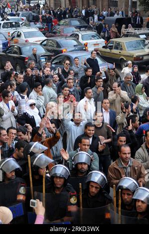 Bildnummer: 54857219  Datum: 26.01.2011  Copyright: imago/Xinhua (110126)-- EGYPT, Jan. 26, 2011 (Xinhua) -- Riot police clash with protesters in Cairo, capital of Egypt, Jan. 26, 2011. Protests continued for a second day on Wednesday in different places in Egypt despite a government ban on further protests. (Xinhua/Karem Ahmad) (wjd) EGYPT-CAIRO-DEMONSTRATION PUBLICATIONxNOTxINxCHN Politik Proteste kbdig xkg 2011 hoch premiumd  o0 Polizei Polizist Gewalt Kampf Schlackstock Knüppel / Gesellschaft Politik Ägypten Unruhen Revolte Aufstand Demo Protest    Bildnummer 54857219 Date 26 01 2011 Copyr Stock Photo