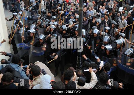 Bildnummer: 54857218 Datum: 26.01.2011 Copyright: imago/Xinhua (110126)-- EGITTO, 26 gennaio 2011 (Xinhua) -- polizia antisommossa scontro con manifestanti al Cairo, capitale dell'Egitto, 26 gennaio 2011. Le proteste sono proseguite per un secondo giorno mercoledì in diversi luoghi in Egitto nonostante il divieto del governo di ulteriori proteste. (Xinhua/Karem Ahmad) (wjd) EGITTO-CAIRO-DIMOSTRAZIONE PUBLICATIONxNOTxINxCHN Politik proteste kbdig xkg 2011 quer premiumd o0 Polizei Polizist Gewalt Kampf Schlackstock Knüppel / Gesellschaft Politik Ägypten Unruhen Revolte Aufstand Demo Protest Bildnummer 54857218 Data 26 01 2011 Copyr Foto Stock