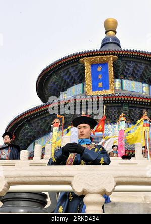 Bildnummer: 54858394  Datum: 27.01.2011  Copyright: imago/Xinhua (110127) -- BEIJING , Jan. 27, 2011 (Xinhua) -- A performer wearing costumes of the royal court of the Qing Dynasty (1644-1911) acts during a rehearsal of a performance reflecting the ancient royal heaven worship ceremony in Tiantan Park (Temple of Heaven) in Beijing, capital of China, Jan. 27, 2011. The Temple of Heaven, first built in 1420 and used to be the imperial sacrificial altar during the Ming (1368-1644) and Qing dynasties, will hold reenaction of the ancient royal ritual for the worship of the heaven from Feb. 3, the f Stock Photo