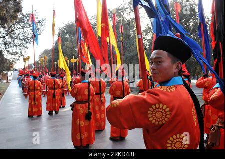 Bildnummer: 54858390 Datum: 27.01.2011 Copyright: imago/Xinhua (110127) -- PECHINO , 27 gennaio 2011 (Xinhua) -- un interprete che indossa i costumi della corte reale della dinastia Qing (1644-1911) agisce durante una prova di uno spettacolo che riflette l'antica cerimonia di culto del cielo reale nel Parco Tiantan (Tempio del cielo) a Pechino, capitale della Cina, il 27 gennaio 2011. Il Tempio del cielo, costruito per la prima volta nel 1420 e usato come altare sacrificale imperiale durante le dinastie Ming (1368-1644) e Qing, terrà la rievocazione dell'antico rituale reale per il culto del cielo dal 3 febbraio, il f Foto Stock