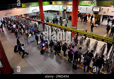 Bildnummer: 54858775 Datum: 27.01.2011 Copyright: imago/Xinhua HONG KONG, 27 gennaio 2011 (Xinhua) -- foto scattata il 27 gennaio 2011 mostra i passeggeri in fila al punto di controllo lo Wu a Hong Kong, nel sud della Cina. Si stima che 6,43 milioni di passeggeri passeranno attraverso i punti di controllo terra, mare e aereo di Hong Kong durante il prossimo periodo di festività del capodanno cinese, ha detto giovedì il Dipartimento per l'immigrazione di Hong Kong. (Xinhua/Chen Xiaowei) (xzj) CHINA-HONG Kong-CHINESE NEW YEAR-PASSENGER ESTIMATE (CN) PUBLICATIONxNOTxINxCHN Gesellschaft Verkehr Bahn kbdig xsk 2011 quer o0 totale Gebäude innen Foto Stock