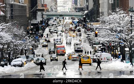 Bildnummer: 54859597  Datum: 27.01.2011  Copyright: imago/Xinhua (110127) -- NEW YORK, Jan. 27, 2011 (Xinhua) -- walk on a snow-covered road in New York, the United States, Jan. 27, 2011. New York Mayor Michael Bloomberg announced on Thursday that the city had experienced the snowiest January in history after a thick blanket of snow covered the city. (Xinhua/Shen Hong) (wjd) US-NYC-SNOW-RECORD PUBLICATIONxNOTxINxCHN Gesellschaft Jahreszeit Winter Schnee Wintereinbruch USA kbdig xub 2011 quer premiumd o0 Verkehr Straße Totale    Bildnummer 54859597 Date 27 01 2011 Copyright Imago XINHUA  New Yo Foto Stock