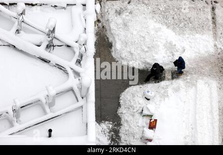 Bildnummer: 54859592 Datum: 27.01.2011 Copyright: imago/Xinhua (110127) -- NEW YORK, Jan. 27, 2011 (Xinhua) -- Walk on a Snow-covered Road in New York, the United States, Jan. 27, 2011. Il sindaco di New York Michael Bloomberg ha annunciato giovedì che la città aveva vissuto il gennaio più nevoso della storia dopo una fitta coltre di neve coperto la città. (Xinhua/Shen Hong) (wjd) US-NYC-SNOW-RECORD PUBLICATIONxNOTxINxCHN Gesellschaft Jahreszeit Winter Schnee Wintereinbruch USA kbdig xub 2011 quer highlight premiumd o0 Vogelperspektive Perspektive Bildnummer 54859592 Date 27 01 2011 Copyright IMA Foto Stock