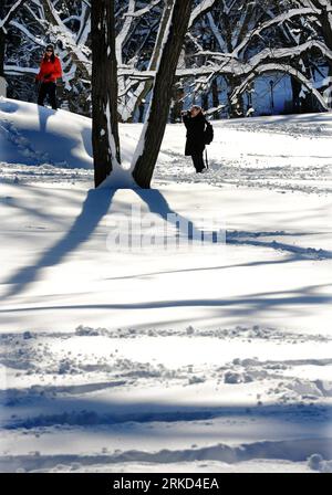 Bildnummer: 54859591  Datum: 27.01.2011  Copyright: imago/Xinhua (110127) -- NEW YORK, Jan. 27, 2011 (Xinhua) -- A woman takes photos in the snow-covered Central Park in New York, the United States, Jan. 27, 2011. New York Mayor Michael Bloomberg announced on Thursday that the city had experienced the snowiest January in history after a thick blanket of snow covered the city. (Xinhua/Shen Hong) (wjd) US-NYC-SNOW-RECORD PUBLICATIONxNOTxINxCHN Gesellschaft Jahreszeit Winter Schnee Wintereinbruch USA kbdig xub 2011 hoch     Bildnummer 54859591 Date 27 01 2011 Copyright Imago XINHUA  New York Jan Foto Stock