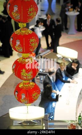 Bildnummer: 54859670 Datum: 27.01.2011 Copyright: imago/Xinhua (110128) -- DAVOS, 28 gennaio 2011 (Xinhua) -- gli ospiti si parlano tra loro durante la ricezione estiva di Davos a Dalian presso il Centro Congressi durante la riunione annuale 2011 del World Economic Forum a Davos, Svizzera, 27 gennaio 2011. La città costiera cinese di Dalian ospiterà il quinto incontro annuale dei nuovi campioni, noto anche come Summer Davos, dal 12-14 settembre di quest'anno. (Xinhua/Forum economico mondiale) (lyx) SVIZZERA-DAVOS-CINA-DALIAN RECEPTION PUBLICATIONxNOTxINxCHN Politik Wirtschaft Weltwirtschaftsforum Wirtschaftsfo Foto Stock