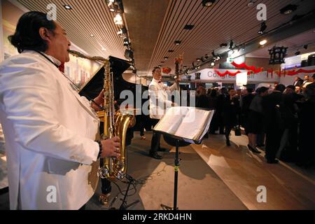 Bildnummer: 54859666 Datum: 27.01.2011 Copyright: imago/Xinhua (110128) -- DAVOS, 28 gennaio 2011 (Xinhua) -- un'orchestra si esibisce durante l'Estate Davos in Dalian Reception presso il Centro Congressi durante la riunione annuale 2011 del World Economic Forum a Davos, Svizzera, 27 gennaio 2011. La città costiera cinese di Dalian ospiterà il quinto incontro annuale dei nuovi campioni, noto anche come Summer Davos, dal 12-14 settembre di quest'anno. (Xinhua/Forum economico mondiale) (lyx) SVIZZERA-DAVOS-CINA-DALIAN RECEPTION PUBLICATIONxNOTxINxCHN Politik Wirtschaft Weltwirtschaftsforum Wirtschaftsforum kbd Foto Stock