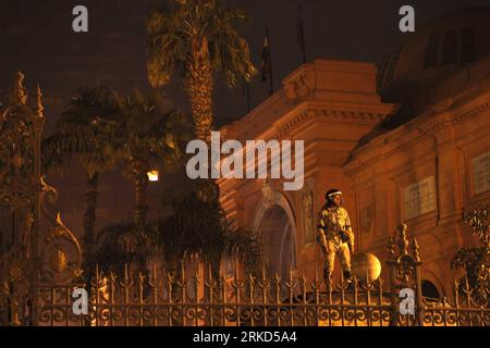 Bildnummer: 54863846 Datum: 29.01.2011 Copyright: imago/Xinhua (110129) -- CAIRO, 29 gennaio 2011 (Xinhua) -- Un soldato è di guardia al Museo Nazionale egizio del Cairo, Egitto, 29 gennaio 2011. Nove non identificati sono stati arrestati dopo essere entrati nel Museo Nazionale Egizio e aver tentato di rubare manufatti, ha detto sabato il capo del Consiglio Supremo delle Antichità dell'Egitto Zahi Hawas. Hawas ha detto che i potenziali ladri sono stati arrestati prima di poter rubare qualsiasi manufatto, ma i danni sono stati causati quando hanno rotto gli occhiali e lanciato artefatti sul pavimento. (Xinhua/Cai Yang) (zw) EGITTO-CAIRO-UNREST-NA Foto Stock