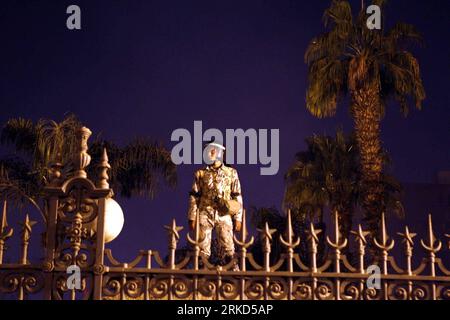 Bildnummer: 54863850  Datum: 29.01.2011  Copyright: imago/Xinhua (110129) -- CAIRO, Jan. 29, 2011 (Xinhua) -- A soldier stands guard at the Egyptian National Museum in Cairo, Egypt, Jan. 29, 2011. Nine unidentified were arrested after they broke into the Egyptian National Museum and attempted to stole artifacts, Egypt s Supreme Council of Antiquities head Zahi Hawas said Saturday. Hawas said that the would-be thieves were arrested before they can stole away any artifacts, but damage were caused as they broke glasses and threw artifacts to the floor. (Xinhua/Cai Yang) (zw) EGYPT-CAIRO-UNREST-NA Stock Photo