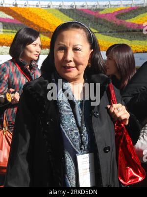 Bildnummer: 54863957  Datum: 28.12.2010  Copyright: imago/Xinhua (110129) -- TAIPEI, Jan. 29, 2011 (Xinhua) -- The file photo taken on Dec. 28, 2010 shows Nora Sun (front), granddaughter of Sun Yat-sen, the forerunner of China s revolution to end feudalism, visiting Taipei Flora Expo in Taipei, southeast China s Taiwan. Nora Sun died in Taipei Saturday, four weeks after she was seriously injured in a car accident. (Xinhua)(mcg)  CHINA-TAIPEI-NORA SUN (CN) PUBLICATIONxNOTxINxCHN People Wirtschaft Gesellschaft Porträt kbdig xdp 2010 hoch premiumd    Bildnummer 54863957 Date 28 12 2010 Copyright Foto Stock