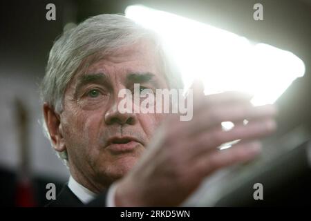 Bildnummer: 54866618  Datum: 30.01.2011  Copyright: imago/Xinhua (110131) -- OTTAWA, Jan. 31, 2011 (Xinhua) --Canadian Foreign Minister Lawrence Cannon speaks during a news conference in Ottawa, Canada, on Jan. 30, 2011. Cannon announced Sunday night that the Canadian government is organizing charter flights for its citizens in Egypt, where large-scale riots in major cities entered the sixth day. (Xinhua/Christopher Pike) (lyi) CANADA-OTTAWA-FM-EGYPT-FLIGHTS PUBLICATIONxNOTxINxCHN People Politik kbdig xkg 2011 quer premiumd     Bildnummer 54866618 Date 30 01 2011 Copyright Imago XINHUA  Ottawa Stock Photo