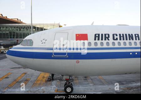 Bildnummer: 54871872 Datum: 01.02.2011 Copyright: imago/Xinhua PECHINO, 1 febbraio 2011 (Xinhua) -- Un aereo che trasporta cittadini cinesi bloccati in Egitto arriva all'aeroporto internazionale di Pechino capitale, a Pechino, capitale della Cina, 1 febbraio 2011. Il secondo aereo arriverà nella città di Guangzhou nel sud della Cina più tardi martedì. I due aerei trasportano un totale di 480 cittadini cinesi. (Xinhua/ma Ruzhuang) (LB) CHINA-BEIJING-EGYPT-STRANDED CHINESE-RETURN (CN) PUBLICATIONxNOTxINxCHN Gesellschaft Ägypten Rückkehr Heimkehr Heimflug ausfliegen Aufstand Unruhen kbdig xub 2011 quer o0 Flugzeug Air Flug Foto Stock