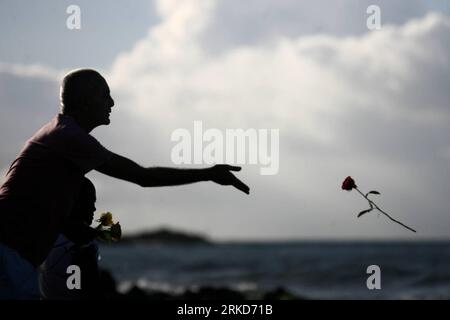 Bildnummer: 54876256  Datum: 02.02.2011  Copyright: imago/Xinhua (110202) -- SAO PAULO, Feb. 2, 2011 (Xinhua) -- A man throws a flower as tribute to Yemanja, the Orisha deity, considered queen and mother of the waters in Salvador, Brazil on Feb. 2, 2011. The ancient Eguns religious tradition from Nigeria that reached Brazil to worship the Orishas deities is currently a festival that takes place annually in the streets of Rio Vermelho, Salvador. (Xinhua/Agencia Estado) (BRAZIL OUT)(lj) BRAZIL-FESTIVAL-YEMANJA DEITY PUBLICATIONxNOTxINxCHN Gesellschaft Religion Candomble Ritual Opfer Meer kbdig x Stock Photo