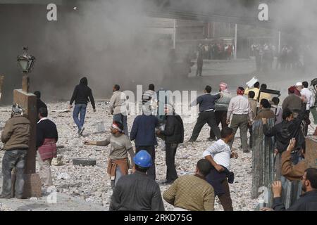 Bildnummer: 54879085  Datum: 03.02.2011  Copyright: imago/Xinhua CAIRO, Feb. 3, 2011 (Xinhua) -- Egyptian protesters are seen in and around Tahrir square, as supporters and opponents of President xHosnyxMubarakx clash in some parts of the square, Cairo, capital of Egypt, Feb. 3, 2011. Egyptian army appeared to be trying to set up a line to separate the pro-government and opposition protesters in central Cairo in a bid to curb violence, eyewitnesses said. According to opposition activists and witnesses, more from the anti-government camp were attempting to enter the square, while others were st Foto Stock