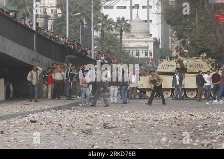 Bildnummer: 54879081 Datum: 03.02.2011 Copyright: imago/Xinhua CAIRO, 3 febbraio 2011 (Xinhua) -- i manifestanti egiziani sono visti dentro e intorno a piazza Tahrir, come sostenitori e oppositori del presidente xHosnyxMubarakx si scontrano in alcune parti della piazza, il Cairo, capitale dell'Egitto, 3 febbraio 2011. L'esercito egiziano sembrava cercare di stabilire una linea per separare i manifestanti pro-governo e dell'opposizione nel centro del Cairo nel tentativo di frenare la violenza, hanno detto testimoni oculari. Secondo gli attivisti e i testimoni dell'opposizione, altri dal campo anti-governativo stavano tentando di entrare nella piazza, mentre altri erano st Foto Stock