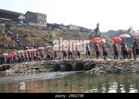 Bildnummer: 54882956 Datum: 05.02.2011 Copyright: imago/Xinhua (110205) -- LIUZHOU, 5 febbraio 2011 (Xinhua) -- le ragazze del gruppo etnico Dong in costumi tradizionali camminano in cerchio per mostrare la bellezza dei loro abiti e ornamenti nella Contea Autonoma di Rongshui Miao, nella regione Autonoma del Guangxi Zhuang nel sud-ovest della Cina, 5 febbraio 2011, durante un festival femminile locale. (Xinhua/Long Tao) (cxy) CHINA-GUANGXI-RONGSHUI-GIRLS FESTIVAL (CN) PUBLICATIONxNOTxINxCHN Reisen Gesellschaft Land Leute Bevölkerung Traditionelle Feste kbdig xmk xo0x 2011 quer Bildnummer 54882956 Data 05 02 2011 Copyright Imago X. Foto Stock