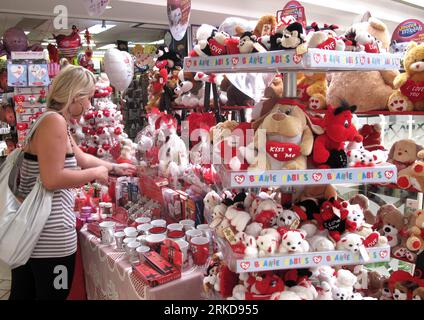 Bildnummer: 54889613 Datum: 08.02.2011 Copyright: imago/Xinhua (110208) -- PRETORIA, Feb. 8, 2011 (Xinhua) -- Una donna seleziona regali per il prossimo San Valentino all'Hatfield Plaza di Pretoria, Sud Africa, 8 Feb. 2011. (Xinhua/li Qihua) (zw) SUDAFRICA-PRETORIA-SAN VALENTINO-SHOPPING PUBLICATIONxNOTxINxCHN Gesellschaft kbdig xkg 2011 quer premiumd o0 Beanie Babies, Plüschtiere, Spielzeug Bildnummer 54889613 Data 08 02 2011 Copyright Imago XINHUA Pretoria Feb 8 2011 XINHUA a Woman sceglie regali per il prossimo San Valentino PRESSO l'Hatfield Plaza di Pretoria Sud Africa Fe Foto Stock