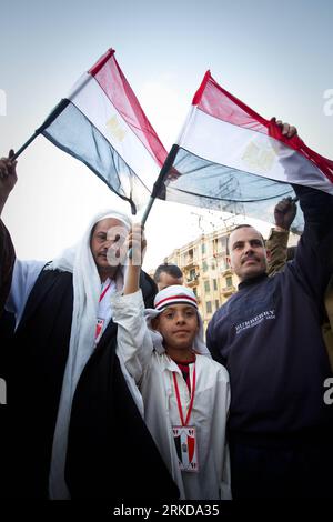 Bildnummer: 54894802 Datum: 11.02.2011 Copyright: imago/Xinhua (110210) -- CAIRO, 10 febbraio 2011 (Xinhua) -- un bambino egiziano partecipa a una manifestazione chiedendo al presidente Hosni xMubarakx di dimettersi, in piazza Tahrir nel centro del Cairo, capitale dell'Egitto, 10 febbraio 2011. Le proteste di massa sono proseguite giovedì in Egitto con un numero sempre maggiore di membri dell'unione che si sono Uniti, mentre i funzionari del governo hanno ribadito un possibile intervento militare per porre fine al caos. (Xinhua/Xu Jinquan) (wjd) EGITTO-PROTESTA-CONTINUA PUBLICATIONxNOTxINxCHN Gesellschaft Politik Ägypten Unruhen Revolte Aufstand Demo protesta kbdig xo0x xsk Foto Stock