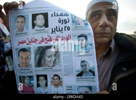 Bildnummer: 54894794  Datum: 11.02.2011  Copyright: imago/Xinhua (110210) -- CAIRO, Feb. 10, 2011 (Xinhua) -- An Egyptian man holds a piece of newspaper with photos of victims in the clashes during a rally asking President Hosni xMubarakx to step down, at Tahrir Square in central Cairo, capital of Egypt, Feb. 10, 2011. Massive protests continued on Thursday in Egypt with more and more union members joining in while government officials reiterated a possible military intervention to end the chaos. (Xinhua/Xu Jinquan) (wjd) EGYPT-PROTEST-CONTINUE PUBLICATIONxNOTxINxCHN Gesellschaft Politik Ägypt Stock Photo