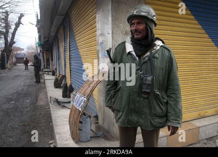 Bildnummer: 54897131 Datum: 11.02.2011 Copyright: imago/Xinhua SRINAGAR, 11 febbraio 2011 (Xinhua) -- soldati paramilitari indiani stanno di guardia durante uno sciopero per celebrare il 27 ° anniversario della morte un gruppo pro-indipendenza Jammu e Kashmir Liberation Front, fondatore Maqbool Bhat a Srinagar, Kashmir controllato dall'India, 11 febbraio 2011. Bhat è stato impiccato nella prigione di Tihar a nuova Delhi l'11 febbraio 1984, dopo essere stato condannato a morte da un tribunale indiano. (Xinhua/Javed Dar)(axy) KASHMIR-SRINAGAR-STRIKE PUBLICATIONxNOTxINxCHN Gesellschaft Pakistan kbdig xsp 2011 quer o0 Paramilitär Soldat Bildnummer 54897131 D Foto Stock