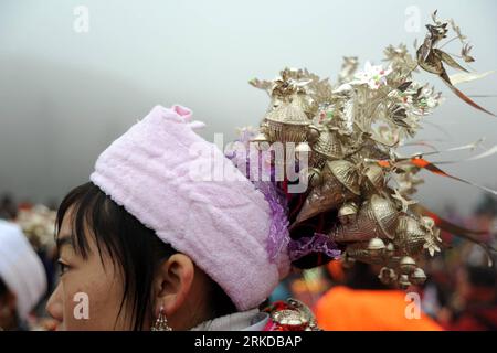 Bildnummer: 54901081 Datum: 12.02.2011 Copyright: imago/Xinhua (110213) -- LONGLI, 13 febbraio 2011 (Xinhua) -- Una giovane ragazza del gruppo etnico Miao che indossa copricapo d'argento si vede durante l'attività TIAOYUE nella contea di Longli, nella provincia di Guizhou nella Cina sud-occidentale, 12 febbraio 2011. TIAOYUE è un'attività popolare tradizionale qui in cui pregare per il clima favorevole e un buon raccolto. (Xinhua/Ouyang Changpei) (xzj) CHINA-GUIZHOU-FOLK ACTIVITY (CN) PUBLICATIONxNOTxINxCHN Gesellschaft Tradition Land und Leute Kostüm Kleidung kbdig xdp 2011 quer o0 Kopfschmuck 54901081 Data 12 02 2011 Co Foto Stock