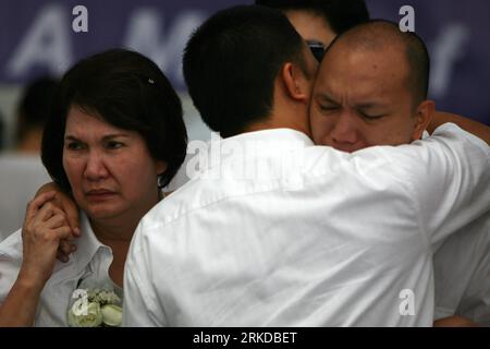 Bildnummer: 54902227  Datum: 13.02.2011  Copyright: imago/Xinhua (110213) -- MANILA, Feb. 13, 2011 (Xinhua) -- Teresita Reyes (L) cries as she and her family take a last glimpse at her late husband, former Armed Forces of the Philippines Chief and Defense Secretary Angelo Reyes, during the wake at the Camp Aguinaldo in Quezon City, north of Manila, the Philippines, Feb. 13, 2011. Angelo Reyes shot himself to death February 8, 2011 in front of his mother s grave at the Loyola Memorial Park in Marikina City. (Xinhua/Rouelle Umali) (lyi) PHILIPPINES-FORMER DEFENSE SECRETARY-FUNERAL PUBLICATIONxNO Stock Photo