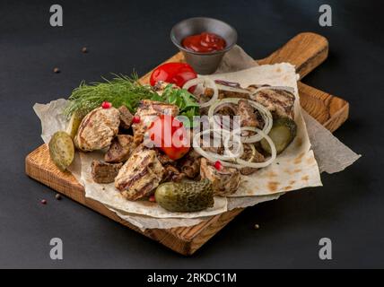 Deliziosa carne alla griglia assortita con verdure. Misto carne alla griglia con verdure. Foto Stock