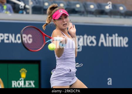 New York, USA. 24 agosto 2023. Fiona Crawley degli USA restituisce il pallone durante la partita del secondo turno contro Timea Babos dell'Ungheria di qualificarsi per gli US Open Championships al Billy Jean King Tennis Center di New York il 24 agosto 2023. Crawley ha vinto in tre set. (Foto di Lev Radin/Sipa USA) credito: SIPA USA/Alamy Live News Foto Stock