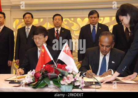 Bildnummer: 54926654  Datum: 18.02.2011  Copyright: imago/Xinhua (110218) -- SINGAPORE, Feb. 18, 2011 (Xinhua) -- Singaporean Minister for Home Affairs and Minister of Law K Shanmugam (L) signs a Memorandum of Understanding (MOU) on Security Cooperation with his Chinese counterpart, State Councillor and Minister of Public Security Meng Jianzhu in Singapore, Feb. 18, 2011. (Xinhua/Then Chih Wey) (jl) SINGAPORE-CHINA-K SHANMUGAM-MENG JIANZHU-MEETING PUBLICATIONxNOTxINxCHN People Politik premiumd kbdig xkg 2011 quer     Bildnummer 54926654 Date 18 02 2011 Copyright Imago XINHUA  Singapore Feb 18 Foto Stock